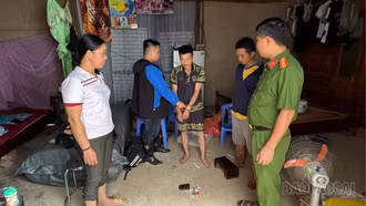 Lào Cai: Trốn tránh trên xà nhà, đối tượng mua bán trái phép chất ma túy vẫn bị phát hiện, tạm giữ hình sự