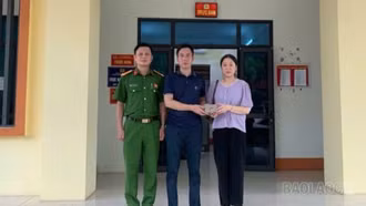 Công an phường Cam Đường trao trả tài sản bị đánh rơi cho người dân