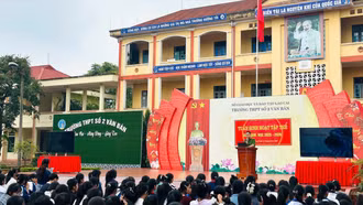 Công an xã Võ Lao phối hợp tuyên truyền pháp luật cho học sinh đầu năm học