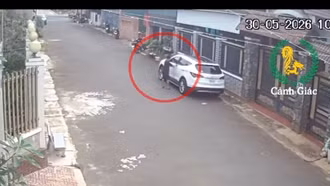 Chủ xe quên chìa khóa, bé trai 12 tuổi lái ô tô rời đi khiến nhiều người thót tim