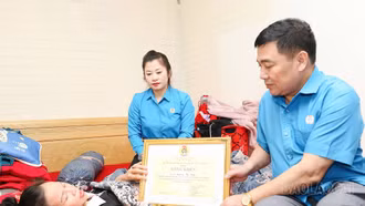Trao Bằng khen của Liên đoàn Lao động tỉnh cho nữ công nhân dũng cảm cứu người