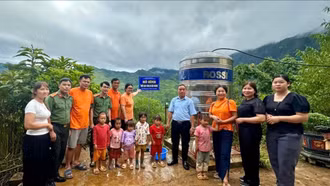 Công an Lào Cai mang nước sạch đến với trẻ em vùng cao