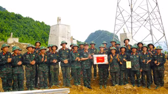 Bộ CHQS tỉnh thăm, tặng quà cán bộ, chiến sĩ tham gia hỗ trợ thi công đường dây 500KV Lào Cai - Vĩnh Yên