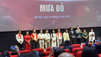 Dàn sao 'Mưa đỏ' cảm ơn khán giả đã cùng khóc, cùng cười