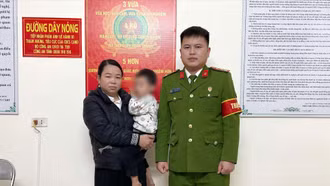 Công an phường Nghĩa Lộ kịp thời giúp cháu bé bị lạc trở về gia đình