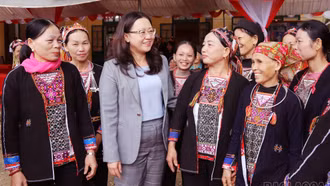 Phó Bí thư Tỉnh ủy, Chủ tịch Ủy ban MTTQ Việt Nam tỉnh Giàng Thị Dung dự Ngày hội Đại đoàn kết tại thôn Khe Trầu, xã Mỏ Vàng