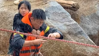 Gồng mình hỗ trợ người dân trong mưa lũ