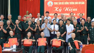Thủ tướng Lê Minh Hưng thăm, tặng quà các thương binh, bệnh binh tại Ninh Bình