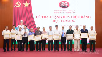 Văn Bàn, Trấn Yên trao, truy tặng Huy hiệu Đảng cho 254 đảng viên