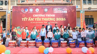 Mang “Tết ấm yêu thương” đến với học sinh và người dân xã Văn Bàn