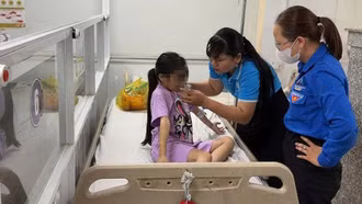 Khởi tố vụ án, bắt tạm giam mẹ ruột và người tình hành hạ bé gái 9 tuổi ở TP.HCM