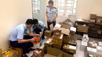 Tiêu hủy hơn 1.000 sản phẩm mỹ phẩm, kem nền, phấn má hồng không rõ nguồn gốc