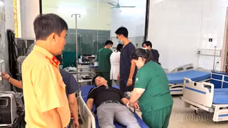 Cảnh sát Giao thông đường thủy Lào Cai kịp thời hỗ trợ người đàn ông gặp vấn đề sức khỏe trên Quốc lộ 2D