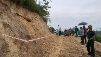 Phát hiện bom khi thi công đường giao thông nông thôn tại thôn Hồng Bùn