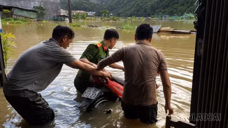 Công an xã Mường Khương xuyên đêm hỗ trợ người dân di dời tài sản, khắc phục hậu quả mưa lớn