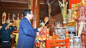 Thủ tướng Phạm Minh Chính dâng hương tưởng nhớ Chủ tịch Hồ Chí Minh, các Anh hùng liệt sĩ chiến trường Điện Biên Phủ