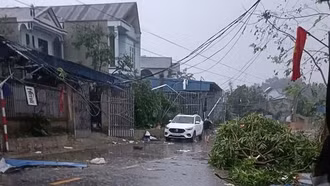 Dông, lốc, mưa đá tại Lào Cai và các tỉnh miền Bắc khiến 5 người bị thương, hơn 350 ngôi nhà tốc mái