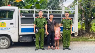 Công an xã Lương Thịnh bàn giao bé gái đi lạc về với gia đình