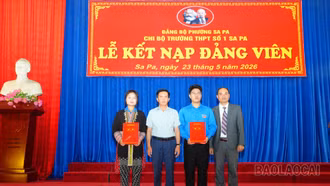Chi bộ Trường THPT số 1 Sa Pa kết nạp 02 đảng viên là học sinh