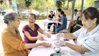 Gần 300 người cao tuổi phường Văn Phú được khám sàng lọc bệnh mạn tính miễn phí