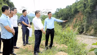Phó Chủ tịch Thường trực UBND tỉnh Ngô Hạnh Phúc kiểm tra các dự án thủy điện tại xã Chiềng Ken