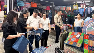 Đoàn khảo sát Ban Dân tộc HĐND tỉnh kiểm tra thực tế tại một số cơ sở kinh doanh trên địa bàn phường Sa Pa