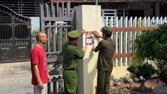 “Đi từng ngõ, dán từng nhà” trong tuyên truyền phòng, chống ma túy ở Bảo Thắng