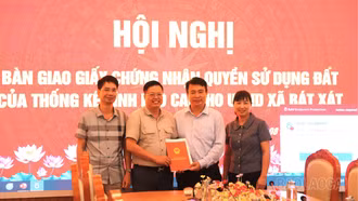 Thống kê tỉnh Lào Cai bàn giao Giấy chứng nhận quyền sử dụng đất cho UBND xã Bát Xát