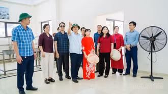 Phó Chủ tịch UBND tỉnh Vũ Thị Hiền Hạnh kiểm tra công tác chuẩn bị khai giảng tại Mường Khương