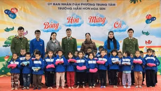 Chi đoàn Công an phường Trung Tâm trao quà cho trẻ em có hoàn cảnh khó khăn và người yếu thế