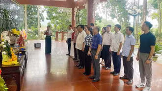 Đồng chí Nguyễn Xuân Thắng dâng hoa, thắp hương tại Khu tưởng niệm Hồ Chí Minh và Khu di tích lịch sử - văn hóa Căng và Đồn Nghĩa Lộ