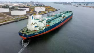 Giá dầu Brent vượt 100 USD/thùng lần đầu tiên kể từ ngày 26/5