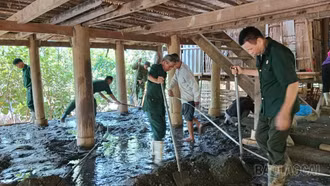 Các lực lượng xã Dương Quỳ giúp gia đình người có công sửa chữa nhà ở