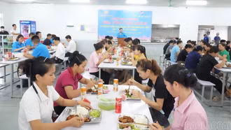 “Bữa cơm Công đoàn” gắn kết người lao động tại Công ty TNHH Quốc tế Vina KNF