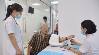 Phường Nam Cường phối hợp khám sức khỏe cho 525 đảng viên được tặng Huy hiệu 30 năm tuổi Đảng trở lên