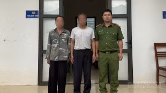 Công an xã Trạm Tấu đưa 02 trường hợp đi cai nghiện bắt buộc