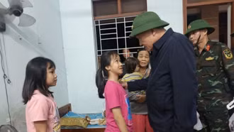 Phó Thủ tướng Thường trực Nguyễn Hòa Bình thăm nhân dân vùng lũ Đắk Lắk