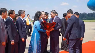 Thủ tướng Lê Minh Hưng tới Thủ đô Viêng Chăn bắt đầu chuyến thăm chính thức Lào