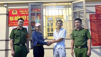 Công an xã Mậu A hỗ trợ người dân nhận lại tiền chuyển khoản nhầm