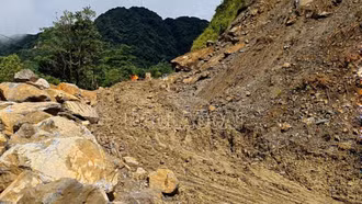Sạt lở lớn trên Quốc lộ 279: Giao thông từ Lào Cai đi Lai Châu bị chia cắt hoàn toàn