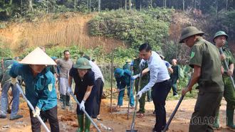 Phường Âu Lâu tổ chức “Ngày cuối tuần cùng dân và doanh nghiệp” hỗ trợ làm nhà cho gia đình chính sách