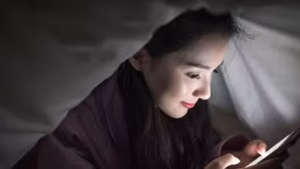 "Đột quỵ mắt" khi dùng điện thoại trước giờ ngủ và cách phòng tránh