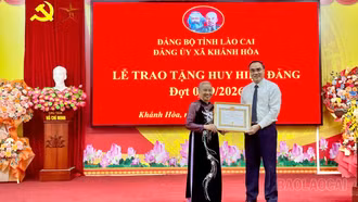 Khánh Hòa, Nghĩa Đô, Bảo Hà trao Huy hiệu Đảng cho 105 đảng viên
