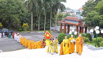 Ban Trị sự Giáo hội Phật giáo Việt Nam tỉnh Lào Cai dâng hương tưởng niệm Chủ tịch Hồ Chí Minh và các anh hùng Liệt sỹ trước thềm Đại hội
