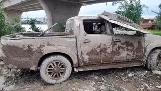 Xe bán tải cùng bộ xương người dưới lòng kênh