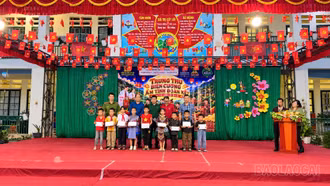 Gần 800 trẻ em xã Bản Lầu vui “Trung thu biên cương”