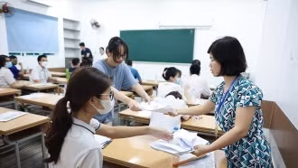 Nghỉ hưu trước tuổi, giáo viên có thể nhận thêm nhiều khoản trợ cấp