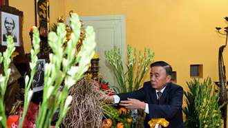 Thường trực Ban Bí thư Trần Cẩm Tú dâng hương tưởng niệm Chủ tịch Hồ Chí Minh tại Nhà 67