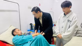 Lãnh đạo MTTQ tỉnh thăm, tặng quà bệnh nhân nghèo tại Bệnh viện Đa khoa số 3 và Trung tâm Y tế khu vực Trạm Tấu