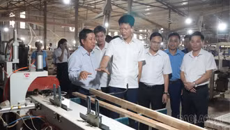 Phó Bí thư Tỉnh ủy, Chủ tịch Ủy ban MTTQ Việt Nam tỉnh Nguyễn Thế Phước kiểm tra các mô hình sản xuất tại xã Trấn Yên